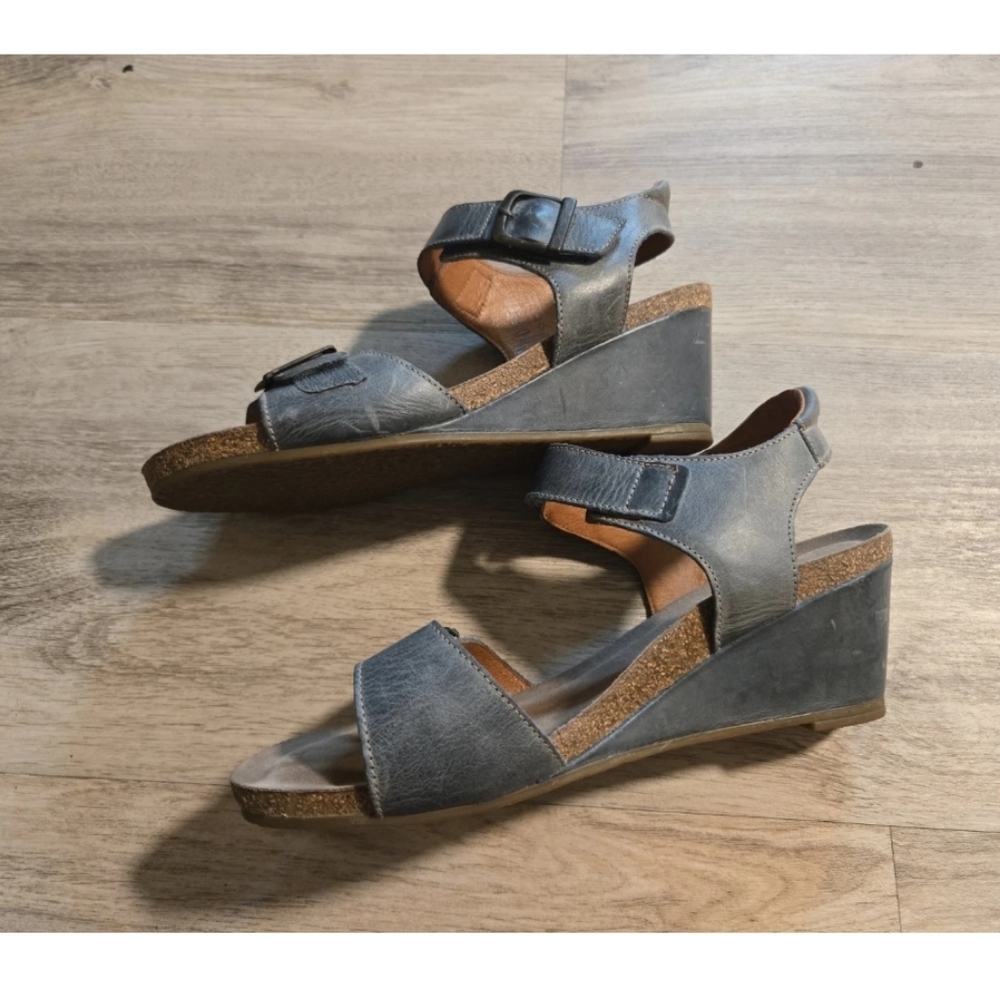 Taos Women's Buckle-Up Sandal Size 40 9 Wedge Heel Adjustable Ankle Strap Blue